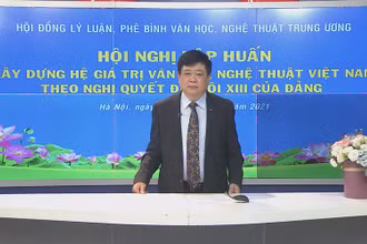 PGS, TS Nguyễn Thế Kỷ, nguyên Ủy viên Trung ương Đảng, Chủ tịch Hội đồng trình bày nội dung cơ bản, mục đích ý nghĩa của Bộ tài liệu tập huấn.