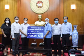 Bộ trưởng Ngoại giao Bùi Thanh Sơn trao tiền của cộng đồng người Việt và doanh nghiệp tại Fukuoka, Nhật Bản ủng hộ công tác phòng, chống dịch và Quỹ vaccine phòng Covid-19. (Ảnh: BNG)