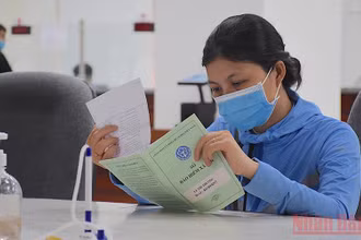Người lao động đến làm thủ tục nhận hỗ trợ theo Nghị quyết 116/ NQ-CP tại Bảo hiểm xã hội TP Đà Nẵng, ảnh chụp chiều 18/10.