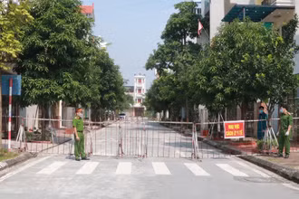 Lực lượng chức năng phong toả khu vực đường Sơn Nam, phường Lộc Hạ, nơi phát hiện ổ dịch Covid-19 đầu tiên tại TP Nam Định.