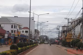 Đường phố Thủ đô Vientiane ngày 16/10 có ít phương tiện tham gia giao thông. (Ảnh XUÂN SƠN)