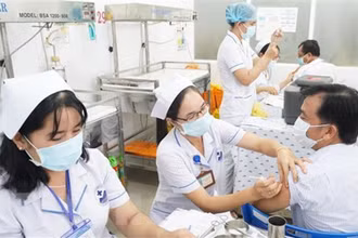 Tiêm vaccine cho lực lượng tuyến đầu chống dịch. (Ảnh: Thanh Tân/TTXVN)