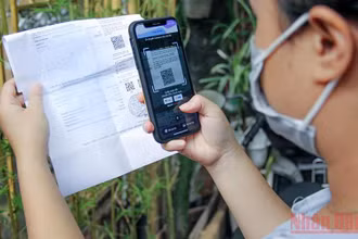 Khách hàng tự thanh toán tiền điện bằng quét mã QR trên hóa đơn điện tử.