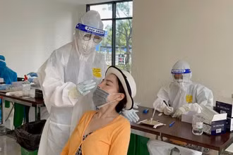 Nguyễn Quỳnh Hương lấy mẫu xét nghiệm Covid-19 cho người dân phường Tam Phú, TP Thủ Đức (TP Hồ Chí Minh). 