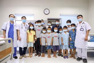 8 trẻ xuất viện chiều 8/10.