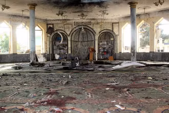 Hiện trường vụ đánh bom liều chết do IS thực hiện tại thánh đường Hồi giáo ở Kunduz, Afghanistan ngày 8/10/2021. (Ảnh: Reuters)