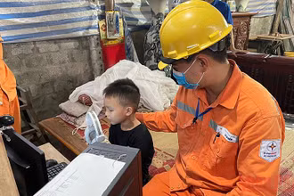 Các kỹ sư EVN Hà Nội vận chuyển thiết bị điện tử đến khu dân cư có hoàn cảnh khó khăn. 