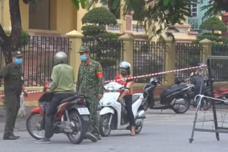Lực lượng chức năng hướng dẫn người dân TP Phủ Lý không đi vào khu vực phong tỏa.
