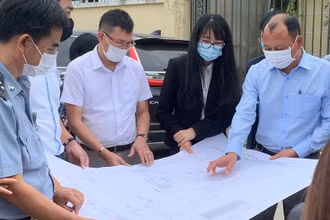 Đại diện lãnh đạo Sở Tài nguyên và Môi trường, UBND thành phố Điện Biên Phủ bàn giao đất trên thực địa cho Cảng vụ Hàng không miền bắc.