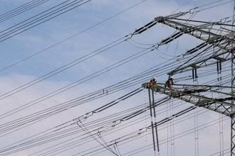 Công nhân điện lực lắp đặt đường dây điện cao thế mới ở Hanau, Đức, ngày 10/8/2020. (Ảnh: Reuters)