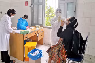 Lấy mẫu xét nghiệm SARS-CoV-2 tại thành phố Đà Lạt. 