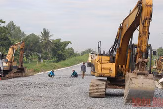 Đơn vị thi công Đường tỉnh 931 đang đẩy nhanh tiến độ.