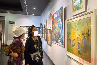 Khách tham quan triển lãm “Dấu ấn 2021”.