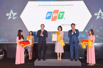 Đại diện FPT nhận giải top 10 Doanh nghiệp cung cấp nền tảng chuyển đổi số