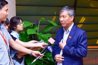Đại biểu Quốc hội Nguyễn Anh Trí trao đổi với báo chí bên hành lang Quốc hội. Ảnh: DUY LINH