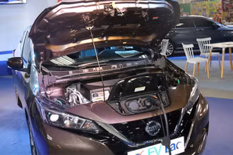 Ô-tô chạy điện trong một sự kiện quảng bá nhằm khuyến khích người tiêu dùng sử dụng phương tiện giao thông chạy điện tại Lào. (Ảnh: Duy Toàn)