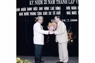 Giáo sư Từ Giấy (bên phải) tại lễ đón nhận danh hiệu Anh hùng Lao động năm 2000 (Ảnh gia đình cung cấp).