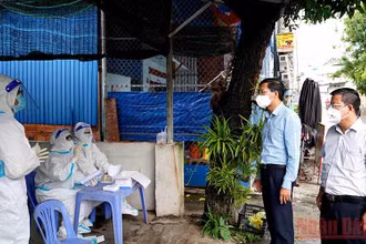 Chủ tịch UBND tỉnh Bình Thuận Lê Tuấn Phong (thứ hai, bên phải) kiểm tra một điểm lấy mẫu xét nghiệm SARS-CoV-2. (Ảnh: Hữu Tri)