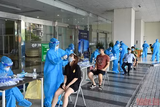 Xét nghiệm Covid-19 diện rộng ở Hà Nội. (Ảnh: DUY LINH)
