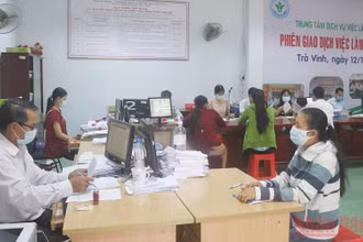 Người lao động bị ảnh hưởng bởi dịch Covid-19 đến Trung tâm Dịch vụ việc làm tỉnh Trà Vinh đăng ký hưởng trợ cấp thất nghiệp.