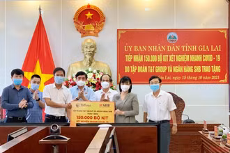 Đại diện Tập đoàn T&T Group và Ngân hàng SHB trao tặng 150.000 bộ kit xét nghiệm nhanh Covid-19 cho đại diện lãnh đạo tỉnh Gia Lai.