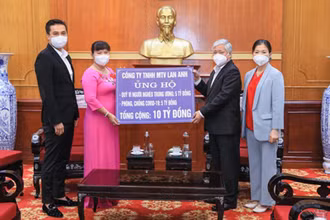 Đồng chí Đỗ Văn Chiến, Bí thư Trung ương Đảng, Chủ tịch Ủy ban Trung ương Mặt trận Tổ quốc Việt Nam, Trưởng Tiểu ban Vận động và huy động xã hội tiếp nhận ủng hộ. (Ảnh: Diệp Vinh)