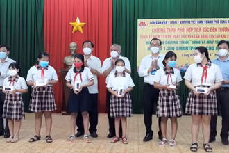  Trao điện thoại thông minh cho học sinh tại TP Long Khánh, tỉnh Đồng Nai.