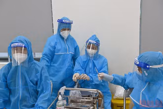Chuẩn bị vaccine để tiêm cho người dân. (Ảnh: DUY LINH)