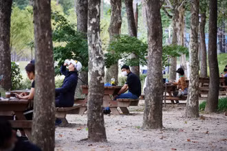 Người dân bảo đảm giữ khoảng cách an toàn khi tham quan 1 công viên tại thủ đô Seoul, ngày 27/9. (Ảnh: Reuters)