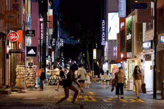 Nhịp sống tại thủ đô Seoul, tháng 7/2021. (Ảnh: Reuters)