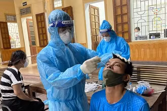 Triển khai lấy mẫu xét nghiệm cho người dân sinh sống trong khu vực có F0 ở TP Vinh.