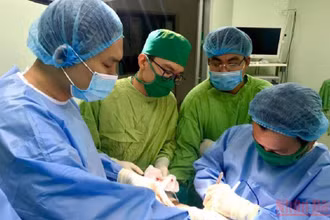 Kíp phẫu thuật trải qua 6 giờ xuyên đêm cứu bàn tay của nam bệnh nhân 17 tuổi bị đứt lìa. (Ảnh: QUỐC DŨNG)