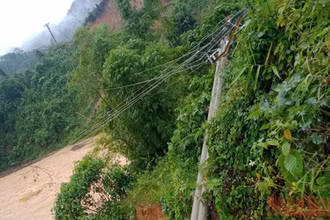 Cột điện tại thôn A Banh 2 bị ngã đổ do sạt lở đất. 