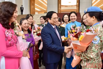 Thủ tướng Phạm Minh Chính gặp mặt đại diện các tầng lớp phụ nữ nhân Ngày Phụ nữ Việt Nam 20/10. (Ảnh: TRẦN HẢI)