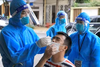 Lấy mẫu xét nghiệm diện rộng cho người dân thành phố Phủ Lý.