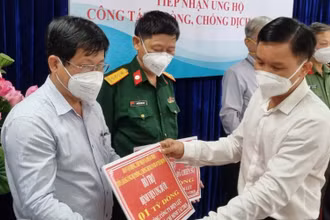 Đại diện EVNHCMC trao bảng biểu trưng kinh phí ủng hộ phòng, chống dịch Covid-19 cho các đơn vị.