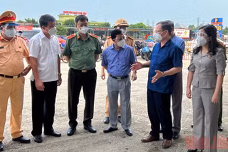 Lãnh đạo Trung tâm Y tế thị xã Nghi Sơn báo cáo thực thi các biện pháp phòng, chống dịch tại khu vực chốt kiểm soát Khe nước lạnh. (Ảnh: MAI LUẬN) 