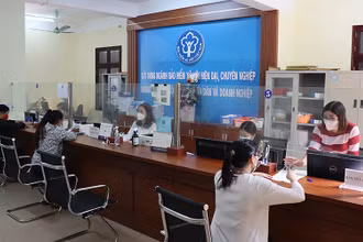 Người lao động đến làm thủ tục nhận hỗ trợ theo Nghị quyết 116 của Chính phủ tại Bảo hiểm xã hội tỉnh Hà Nam.