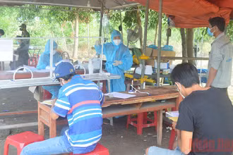 Khai báo y tế tại các chốt kiểm soát đặt tại cửa ngõ ra, vào tỉnh Quảng Ngãi.