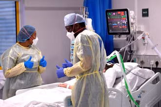 Điều trị bệnh nhân Covid-19 trong phòng ICU tại Bệnh viện Đại học Milton Keynes, Anh. (Ảnh: Reuters)