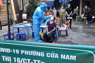 Xét nghiệm diện rộng tại Hà Nội. (Ảnh: DUY LINH)