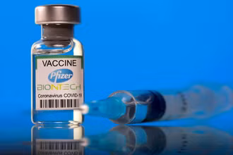 Vaccine ngừa Covid-19 của Pfizer/BioNTech. (Ảnh: Reuters)