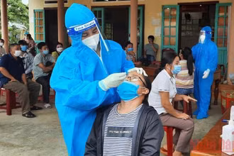 Đẩy nhanh tiến độ lấy mẫu xét nghiệm người dân tại huyện Phước Sơn.