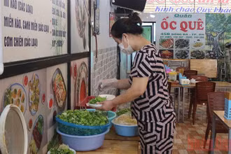 Chủ cửa hàng mang khẩu trang suốt quá trình phục vụ.