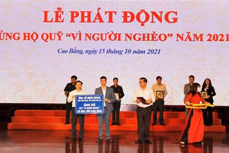 Lãnh đạo tỉnh Cao Bằng tiếp nhận ủng hộ Quỹ “Vì người nghèo”.