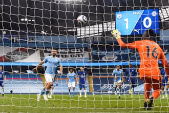 Cú sút phạt đền hỏng ăn của S. Aguero (áo xanh) khiến Man City thua trận.