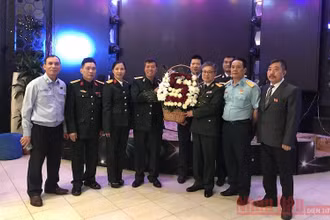 Cơ quan Tuỳ viên Quốc phòng Việt Nam tại LB Nga tặng hoa Hội Cựu chiến binh Việt Nam tại LB Nga. 