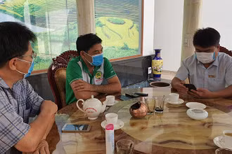 Đại điện Công ty Điện lực Kon Tum đến làm việc, khuyến nghị nâng cao cảnh giác đối với khách hàng nhận được cuộc gọi mạo danh TCT Điện lực Miền Trung.