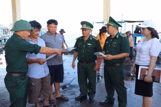 Ủy ban bầu cử thị xã Đông Hòa phối hợp cán bộ Đồn Biên phòng Hòa Hiệp Nam tuyên truyền bầu cử đến các ngư dân tại cảng cá Phú Lạc, Phường Hòa Hiệp Nam.