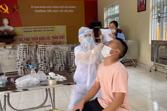 Lấy mẫu xét nghiệm cho người dân thành phố tại điểm trường tiểu học Võ Thị Sáu.